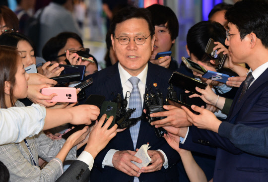취재진 질문에 답하는 최종구 금융위원장      (서울=연합뉴스) 진연수 기자 = 최종구 금융위원장이 23일 서울 동대문디자인플라자(DDP)에서 열린 '제1회 코리아 핀테크 위크 2019' 개막식에서 취재진의 질문에 답하고 있다. 2019.5.23      jin90@yna.co.kr  (끝)